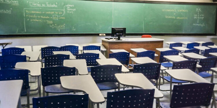 Votação de MP que suspende quantidade mínima de dias letivos deve ser concluída hoje na Câmara