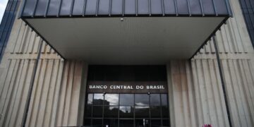 Lei modifica tributação sobre proteção cambial feita pelos bancos