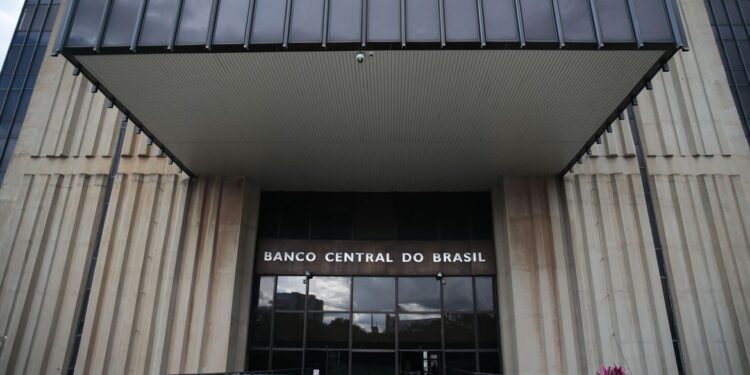 Lei modifica tributação sobre proteção cambial feita pelos bancos