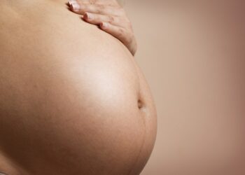 Ex-empregada que descobriu gravidez durante o aviso prévio garante direito a indenização