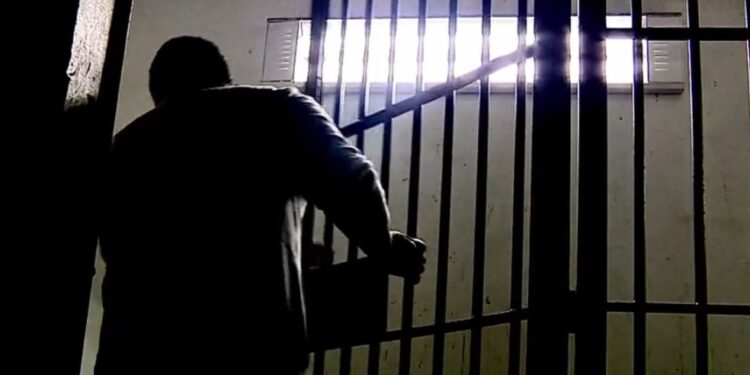 Mantida decisão de regressão de regime para autor de furto após fuga