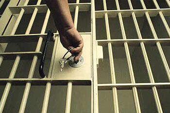 Suspensão de trabalho externo durante a pandemia não dá direito à troca do semiaberto por prisão domiciliar