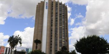 Governo edita MP que permite vender partes da Caixa até dezembro de 2021