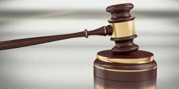 Dolo na prática de homicídio se estende ao crime contra segunda vítima atingida por erro de pontaria