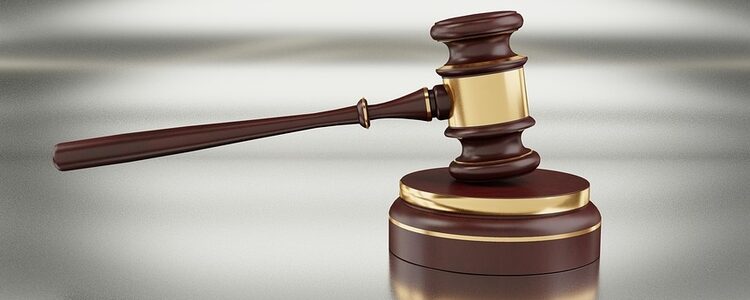 Dolo na prática de homicídio se estende ao crime contra segunda vítima atingida por erro de pontaria