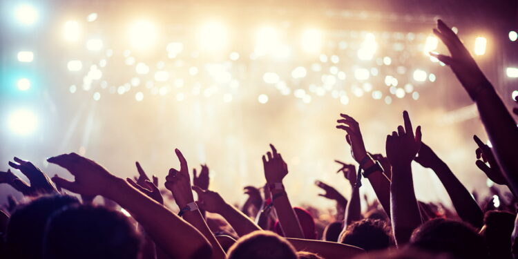 “Não aprendi a dizer adeus”: Partidos querem liberação para “livemícios”