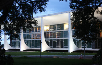 Teto constitucional incide sobre a acumulação de pensão com aposentadoria