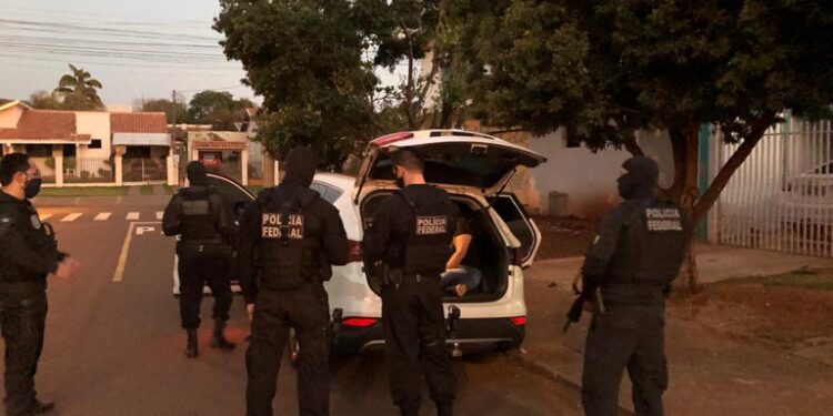 Polícia Federal realiza megaoperação para combater tráfico e lavagem de dinheiro