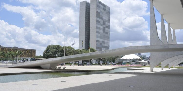 Proposta de Orçamento para 2021 chega ao Congresso nesta segunda