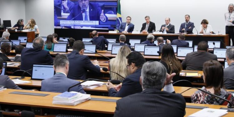 Proposta de Orçamento para 2021 chega ao Congresso nesta segunda