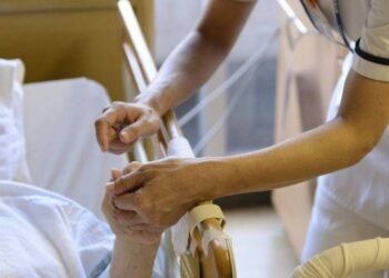 Idosa com Covid-19 terá internação custeada por plano de saúde