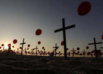 Com mortes na marca dos 100 mil, senadores pedem coordenação no combate à covid-19