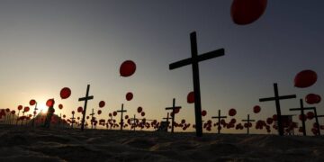 Com mortes na marca dos 100 mil, senadores pedem coordenação no combate à covid-19