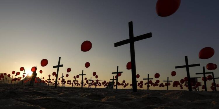 Com mortes na marca dos 100 mil, senadores pedem coordenação no combate à covid-19