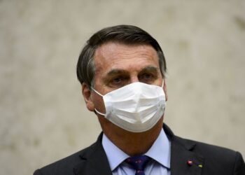 Bolsonaro veta perdão a dívidas de igrejas e sugere derrubada do veto