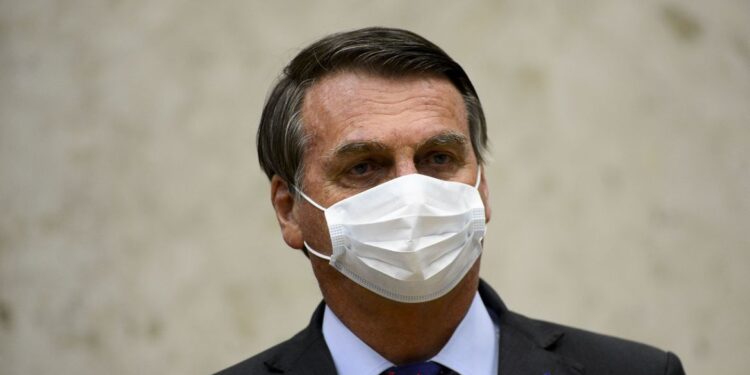 Bolsonaro veta perdão a dívidas de igrejas e sugere derrubada do veto