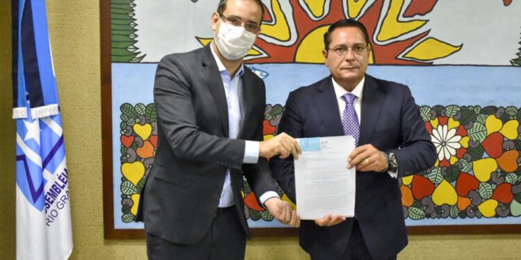 Presidente da Assembleia recebe projeto de Lei do Refis para trâmite legislativo