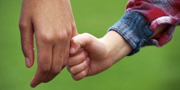 Sob o CC de 1916, revogação consensual da adoção só pode ser feita entre adotado e pais adotivos