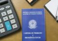 Direito à revisão de benefício previdenciário cujo mérito não foi apreciado na concessão decai em dez anos