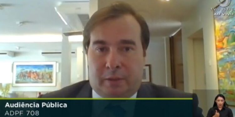 Maia cobra regulamentação urgente do teto de gastos