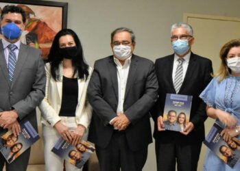 Álvaro Dias entrega Plano de Governo à OAB-RN