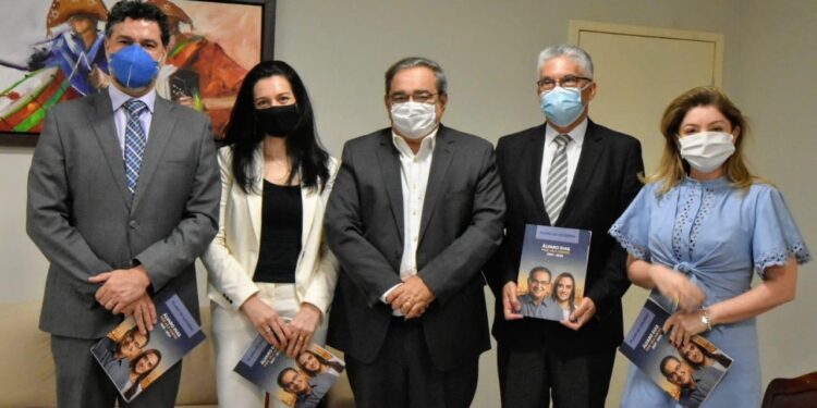 Álvaro Dias entrega Plano de Governo à OAB-RN