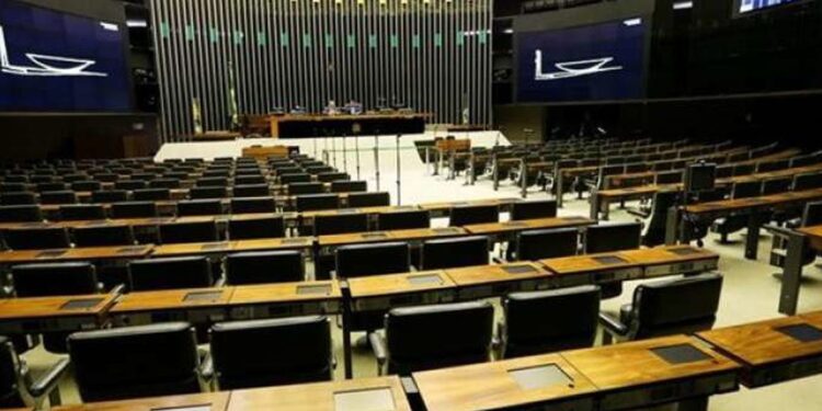 Entidades propõem reservar 50% das vagas em parlamentos para mulheres