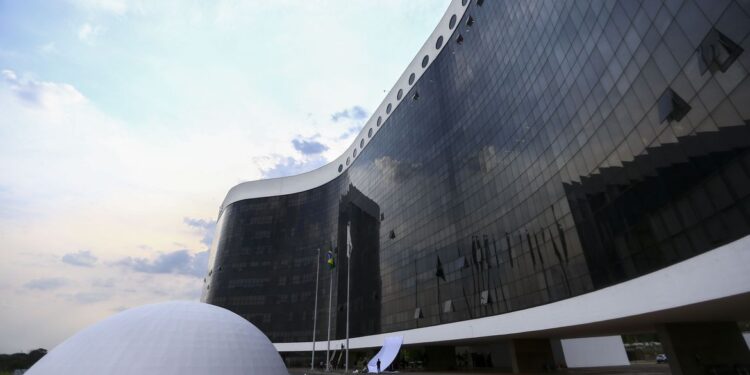 TSE permite live paga de Caetano Veloso para arrecadação de campanha