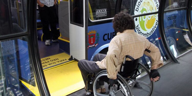 Lei que prioriza atendimento a pessoas com deficiência completa 20 anos e pode se tornar mais inclusiva