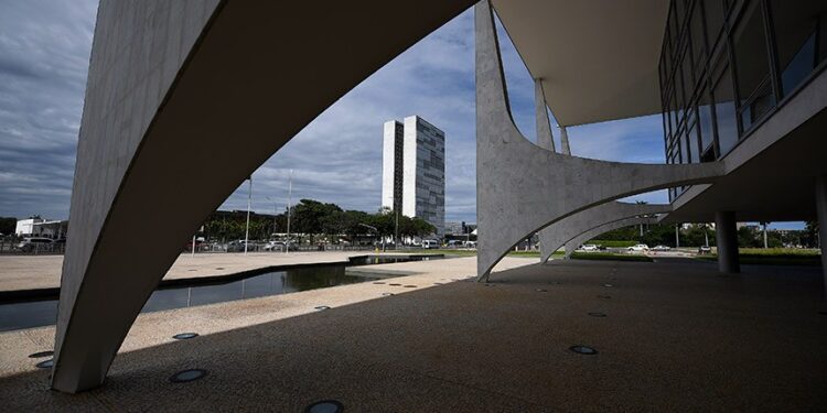 Estudo aponta que novo auxílio a estados pode apenas postergar crise fiscal