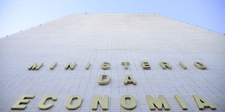 Ministério melhora previsão de queda da economia