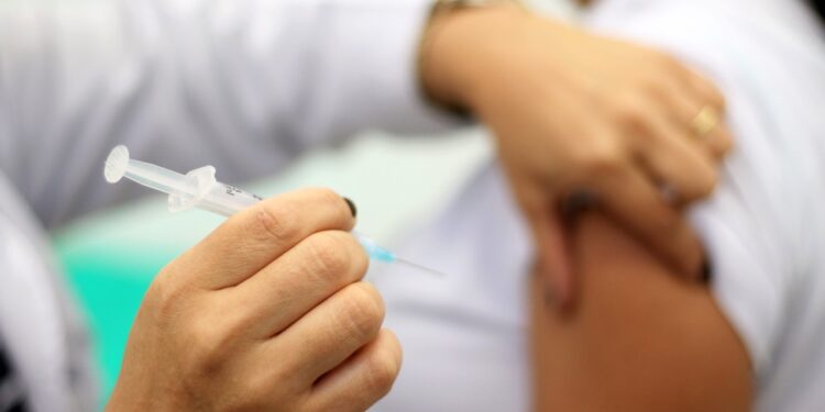 Ministério da Saúde prepara estratégia de vacinação contra a Covid-19