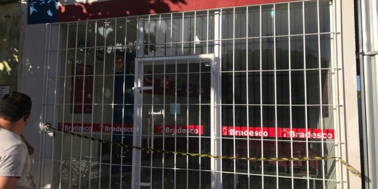 Banco deve restituir descontos indevidos em dobro e pagar danos morais a cliente de Almino Afonso