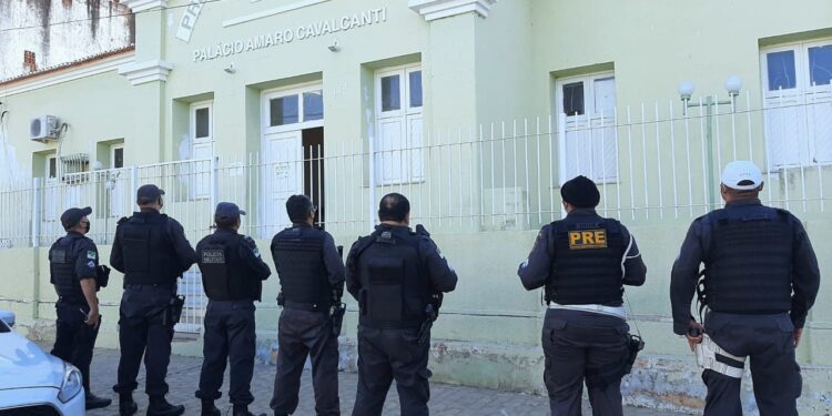 Em operação para apurar esquema de desvio de recursos, secretário de saúde e vereador de Jardim de Piranhas são presos