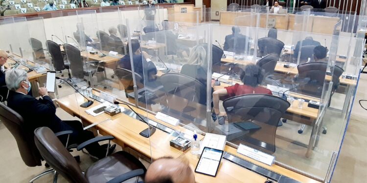 Deputados aprovam PEC da emenda impositiva com mais autonomia aos municípios