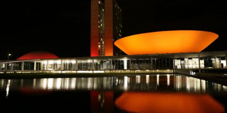 Partidos ameaçados por cláusula de barreira já falam em volta das coligações em 2022