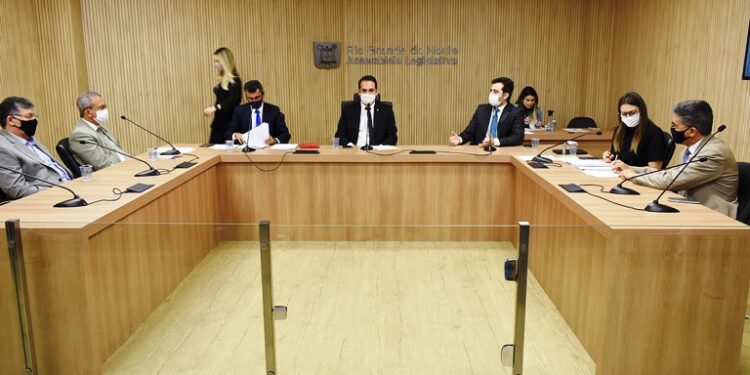 CCJ da AL/RN aprova projeto que beneficia mototaxistas