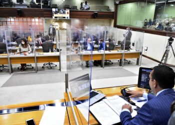 Deputados aprovam revisão do salário-base para servidor público estadual