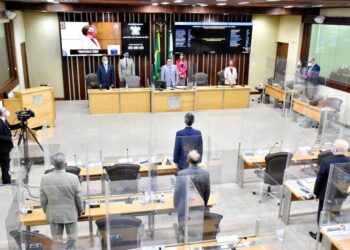 Assembleia Legislativa promulga PEC da emenda impositiva em sessão solene