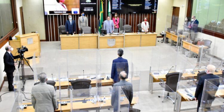 Assembleia Legislativa promulga PEC da emenda impositiva em sessão solene