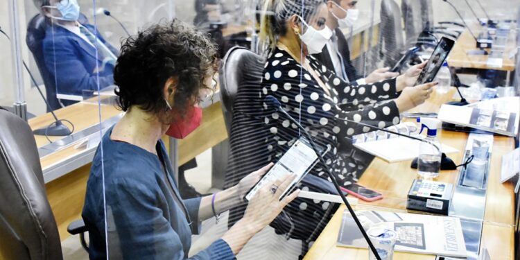 Deputados aprovam projeto que dá prioridade a diabéticos e mais 13 matérias