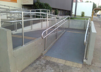 Justiça condena Estado a apresentar projeto e reformar escola para acesso especial