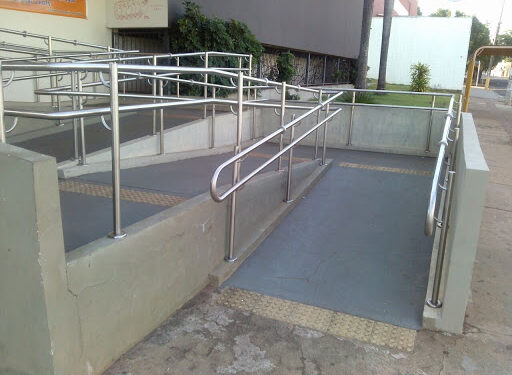 Justiça condena Estado a apresentar projeto e reformar escola para acesso especial