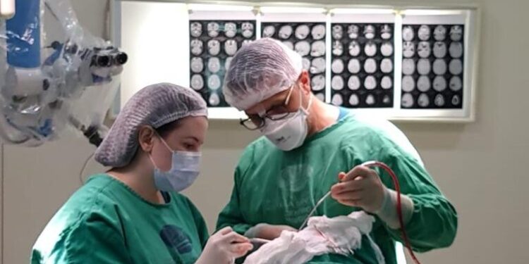 Decisão judicial garante equipamento de alta tecnologia para neurocirurgia em criança