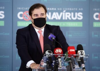 Maia defende CPI para investigar possíveis crimes de Pazuello na gestão da pandemia