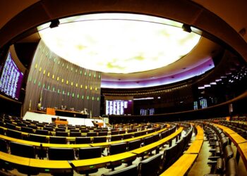 Dez suplentes assumem cargo de deputado federal, oito deles como titulares do mandato