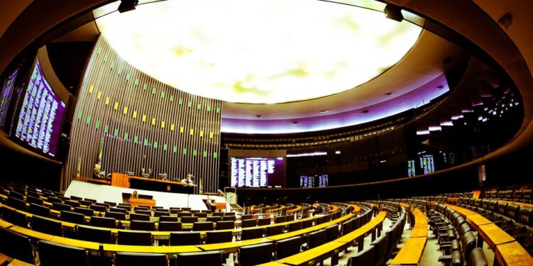 Dez suplentes assumem cargo de deputado federal, oito deles como titulares do mandato