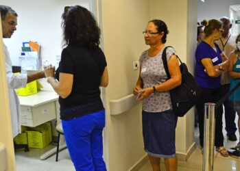 Câmara aprova projeto que torna crime furar a fila de vacinação