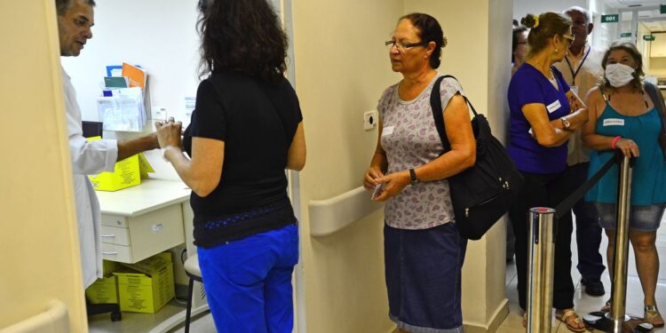 Câmara aprova projeto que torna crime furar a fila de vacinação