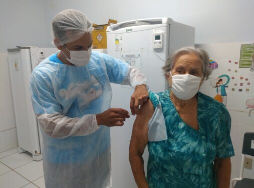 Idosos com 85 anos são os próximos a serem imunizados em Natal